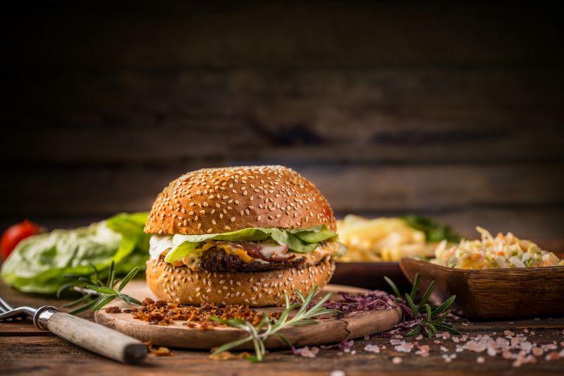 木桌子上的汉堡