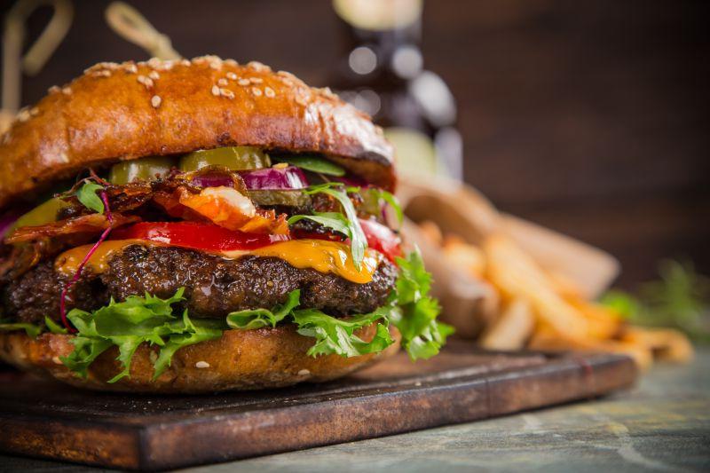 放在木桌上的美味汉堡包