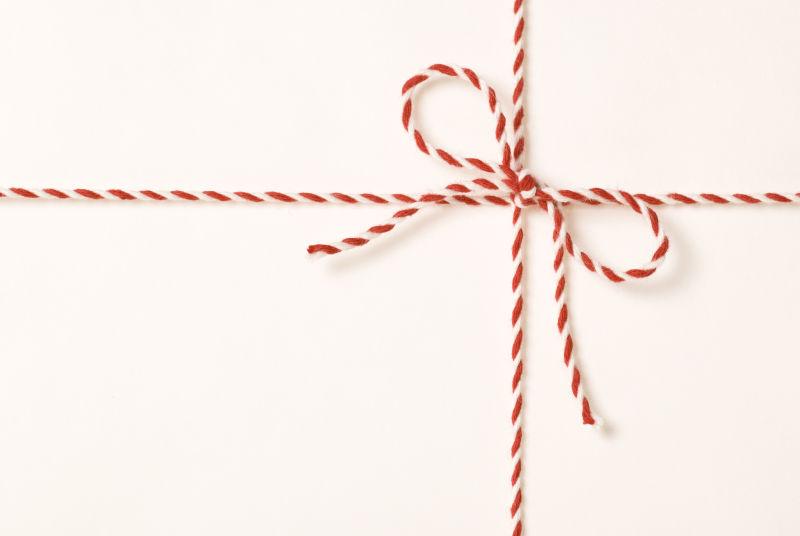 用绳子捆扎好的包裹