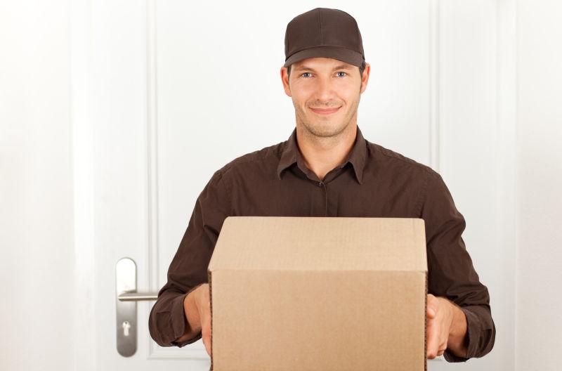 快递员手里的包裹