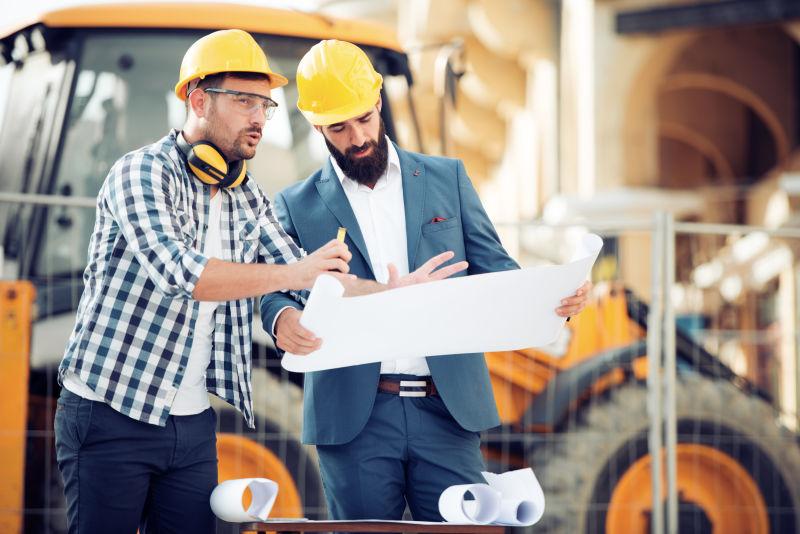 两位建筑师在会议上讨论新项目