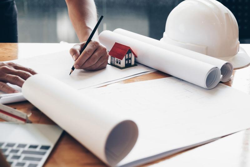 建筑师在办公室绘制蓝图