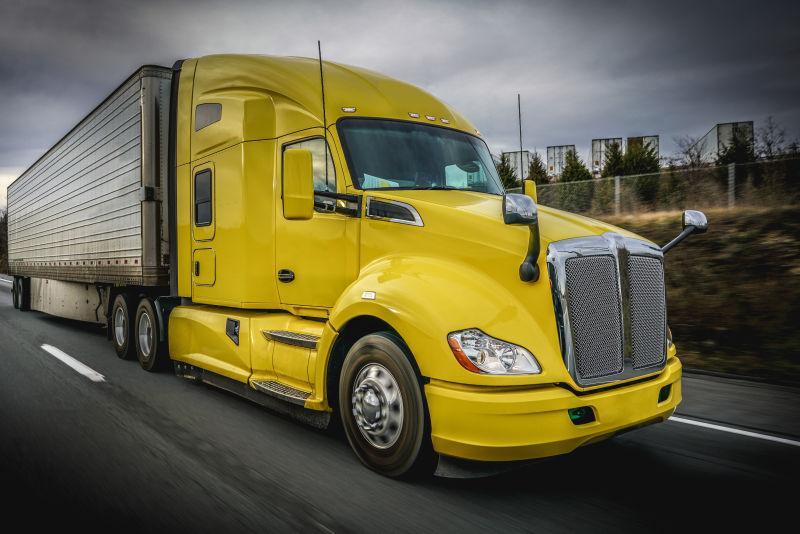 公路上的黄色货车