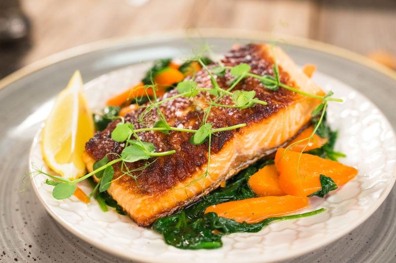 胡萝卜和菠菜三文鱼的牛排