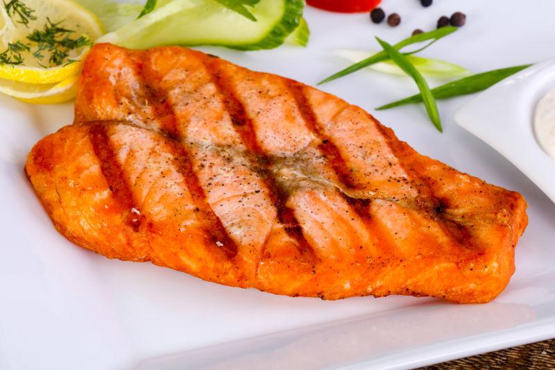 烤鲑鱼配柠檬汁