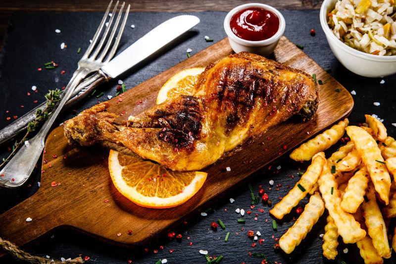 木制烤架烤鸡肉