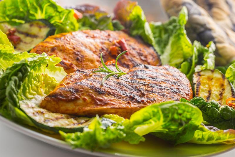 鸡肉沙拉配蔬菜沙拉