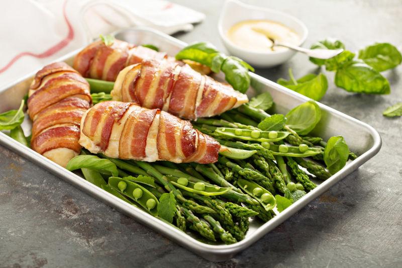 培根鸡胸肉配芦笋
