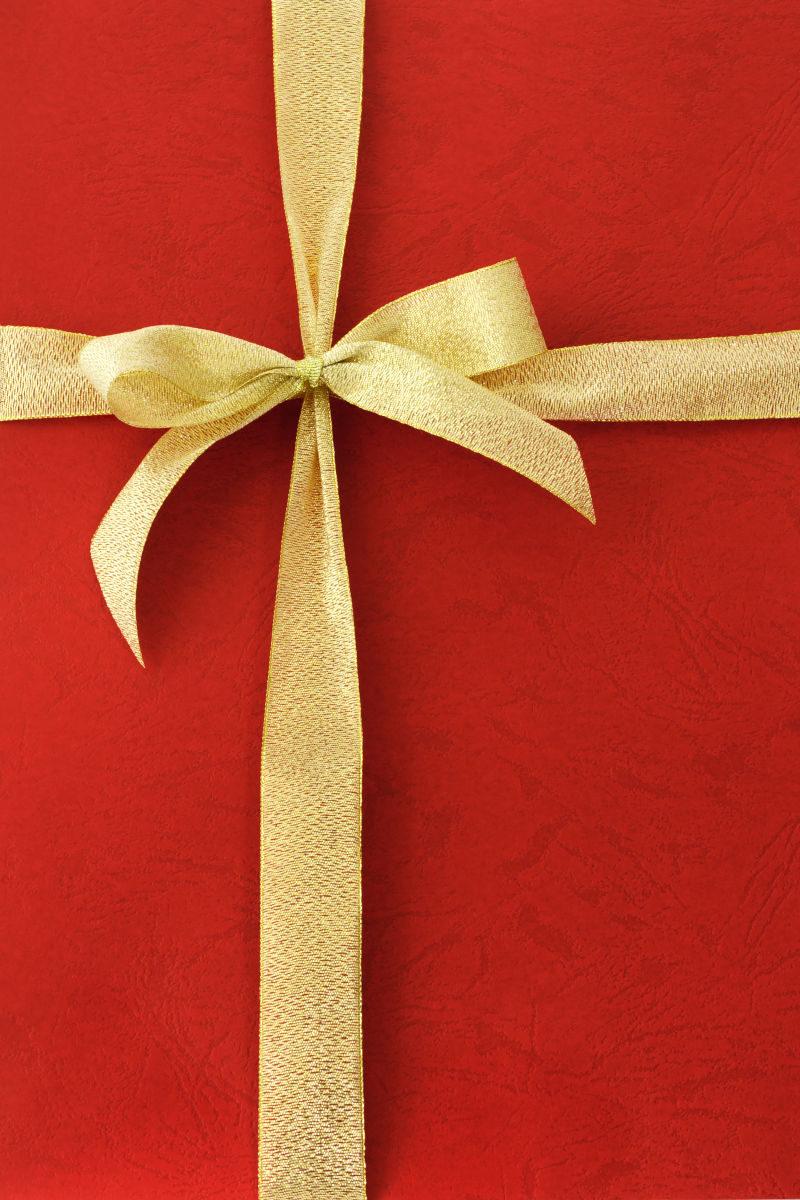 红色包装盒子上的黄色丝带
