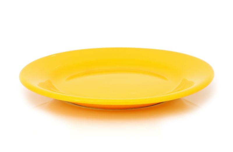 白色背景上的黄色盘子