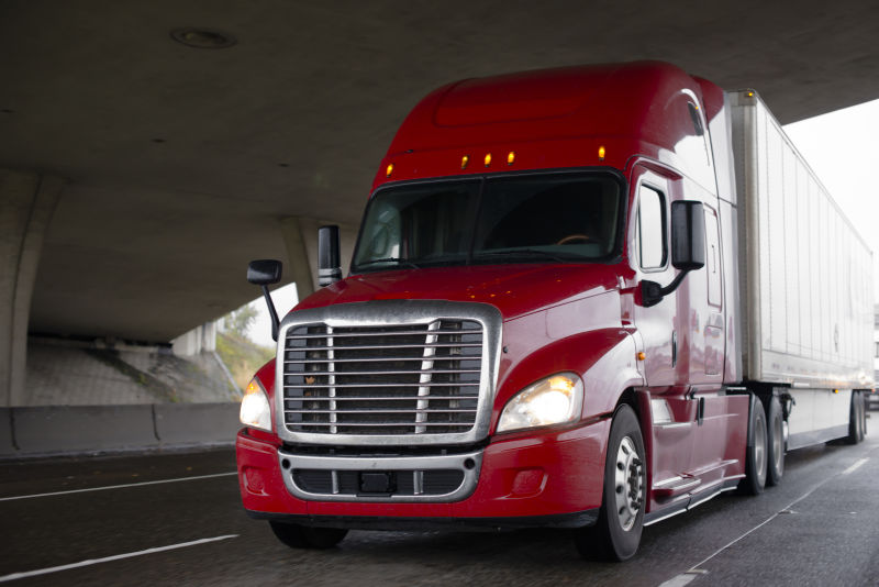 行驶在桥下的货运卡车