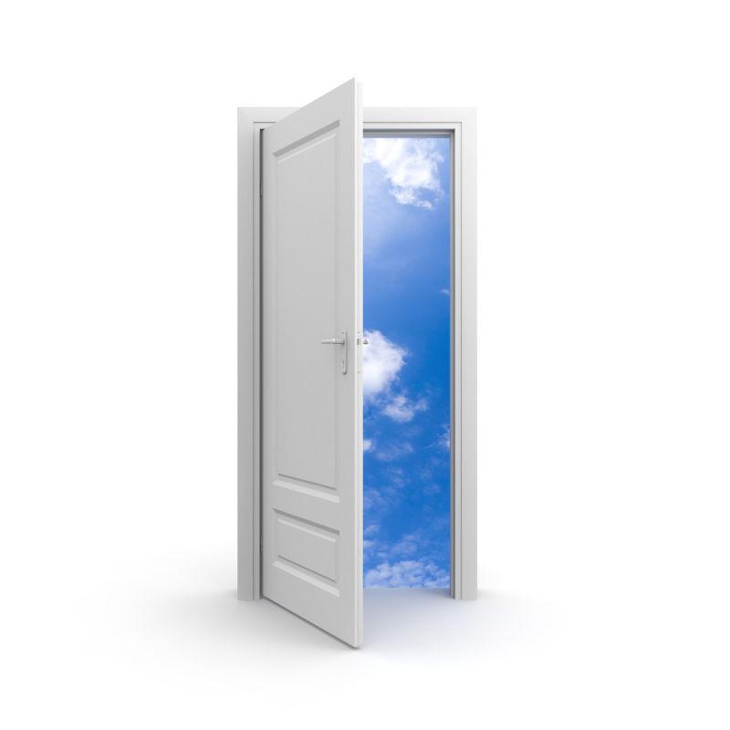 打开白色的门后面的蓝天