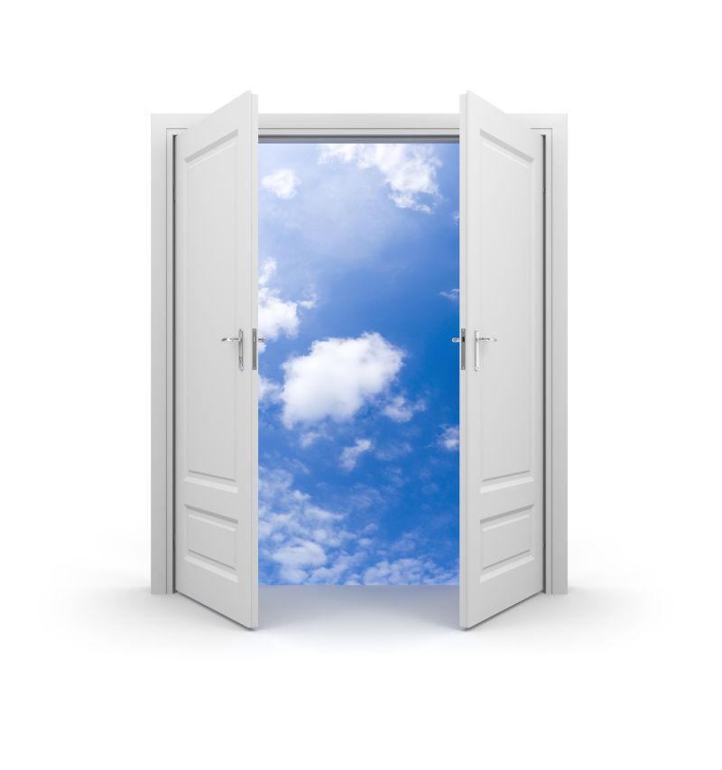 打开的白色门后面的蓝色天空