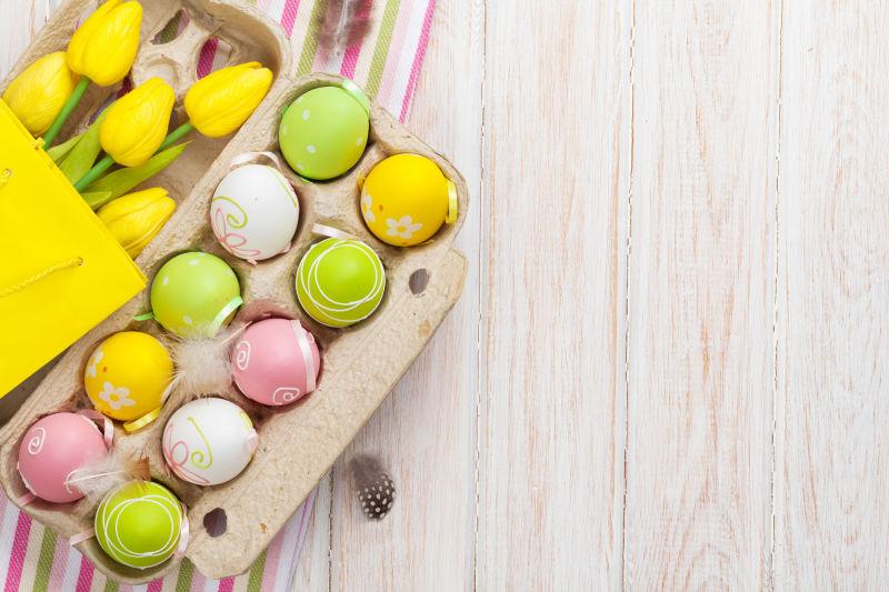 木桌上礼品袋里的黄色郁金香复活节彩蛋