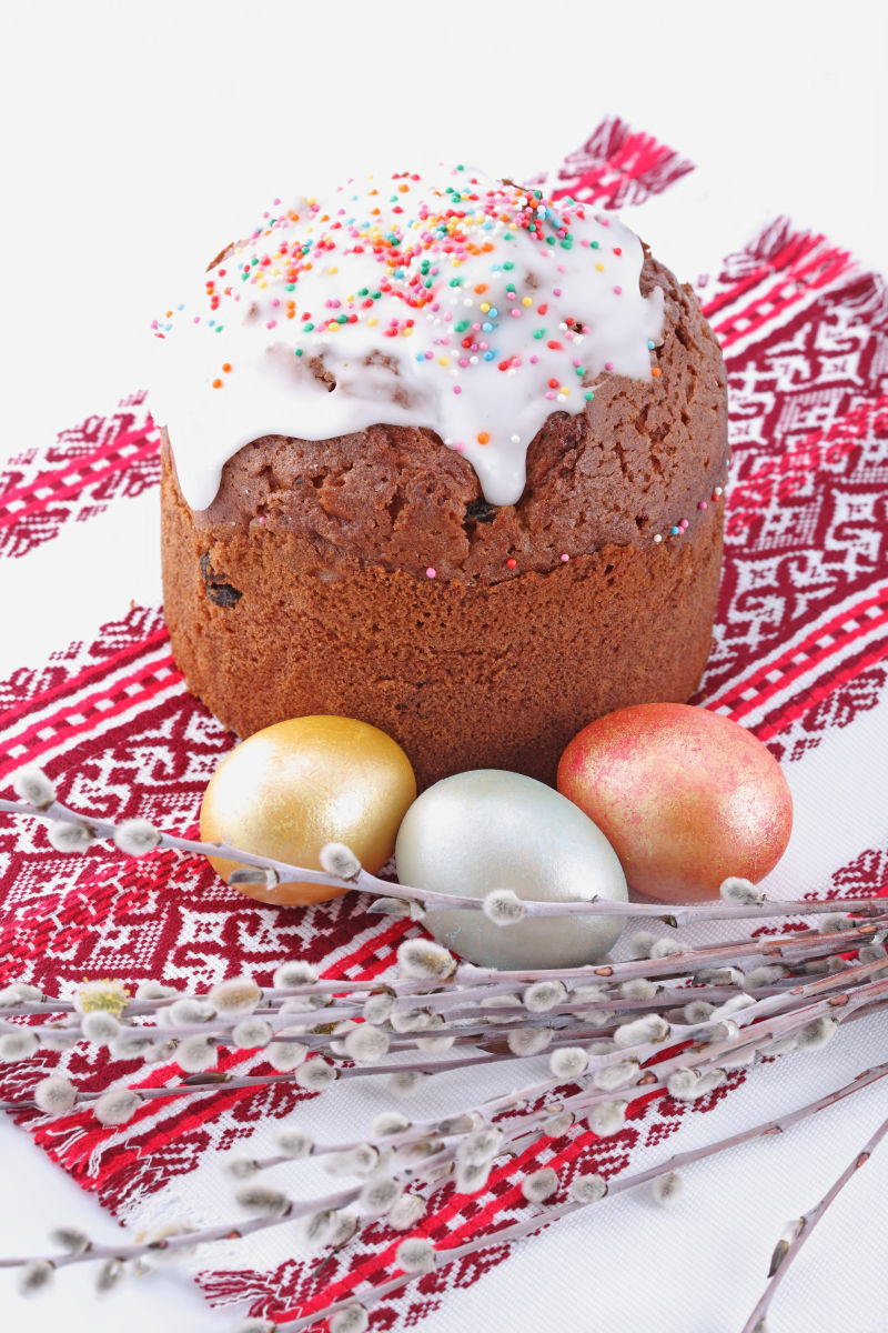 格子布上的鸡蛋与甜点