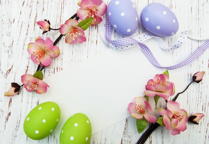 彩带和鲜花围绕着贺卡