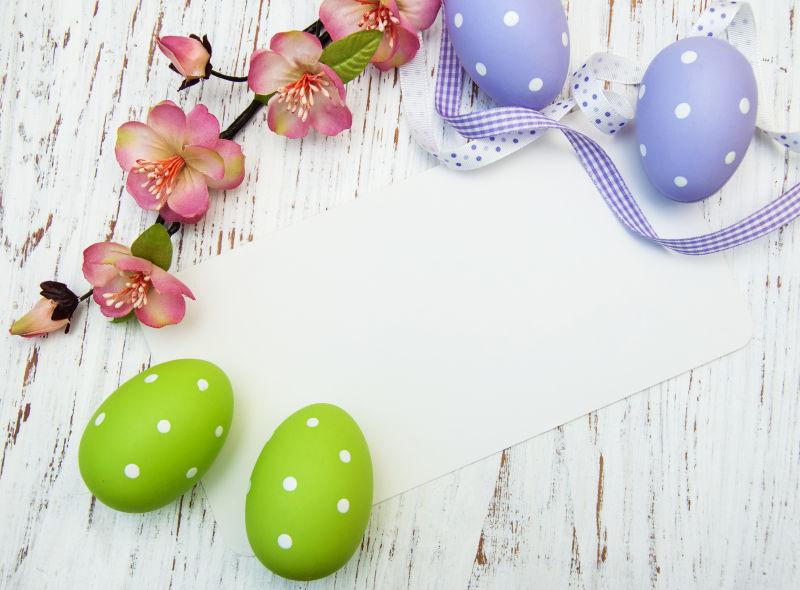 漂亮的复活节彩蛋放在桌子上