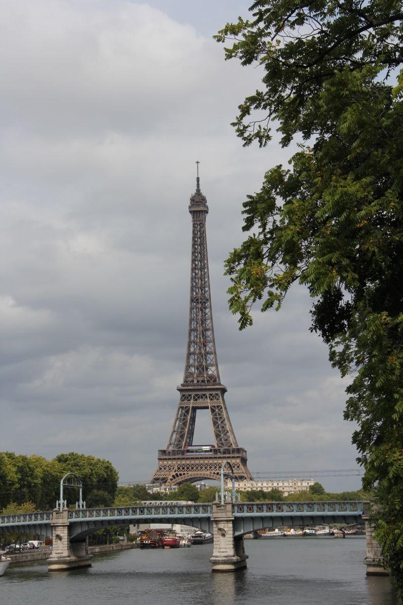 桥后面矗立着雄伟的埃菲尔铁塔