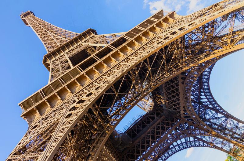 仰望视角的埃菲尔铁塔