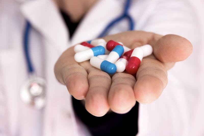 医生手里的药丸