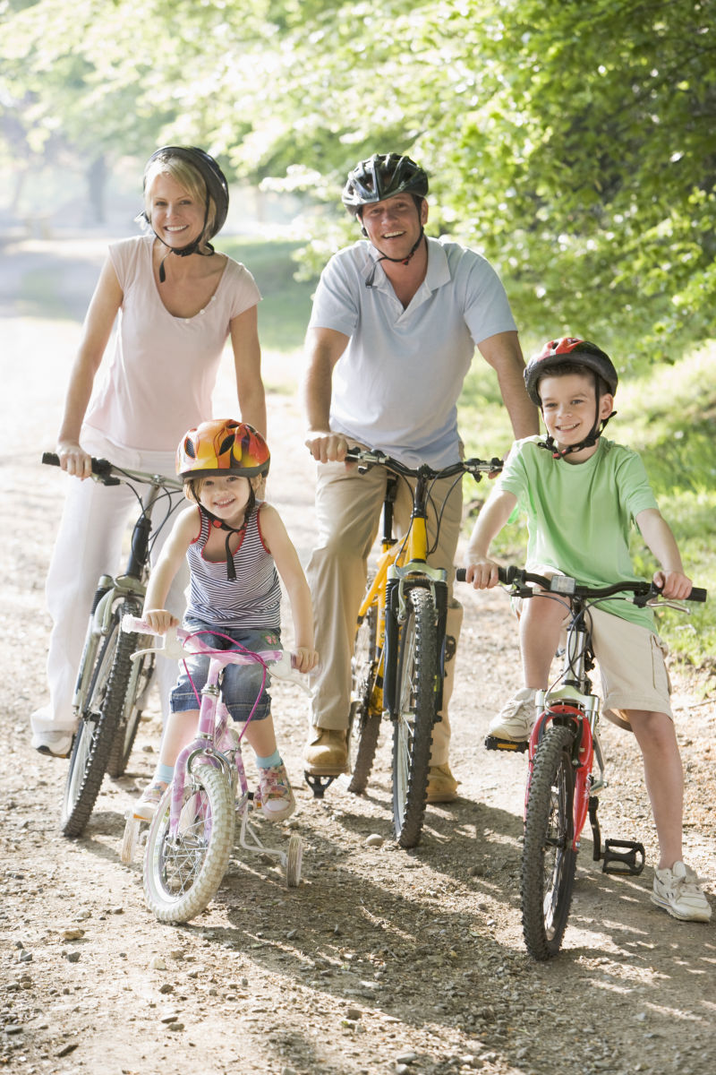 骑自行车的幸福一家人