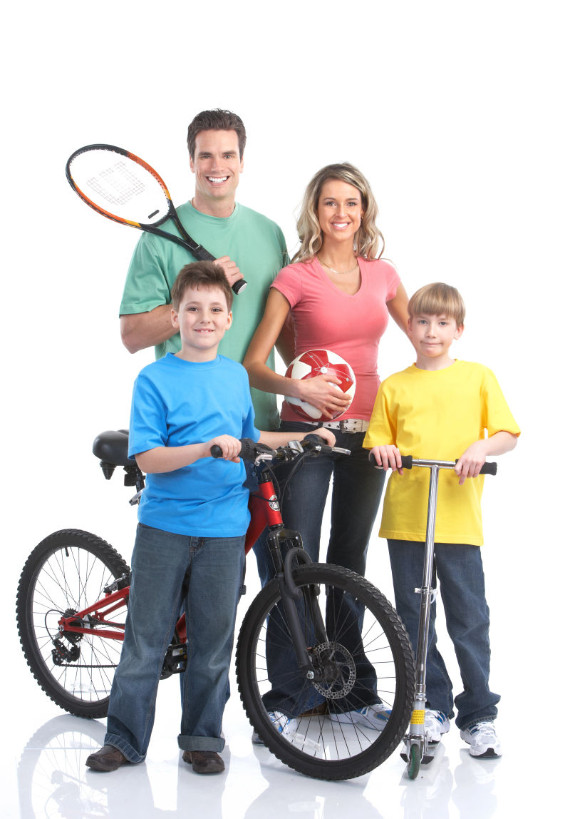 骑车外出度假的打网球的家庭
