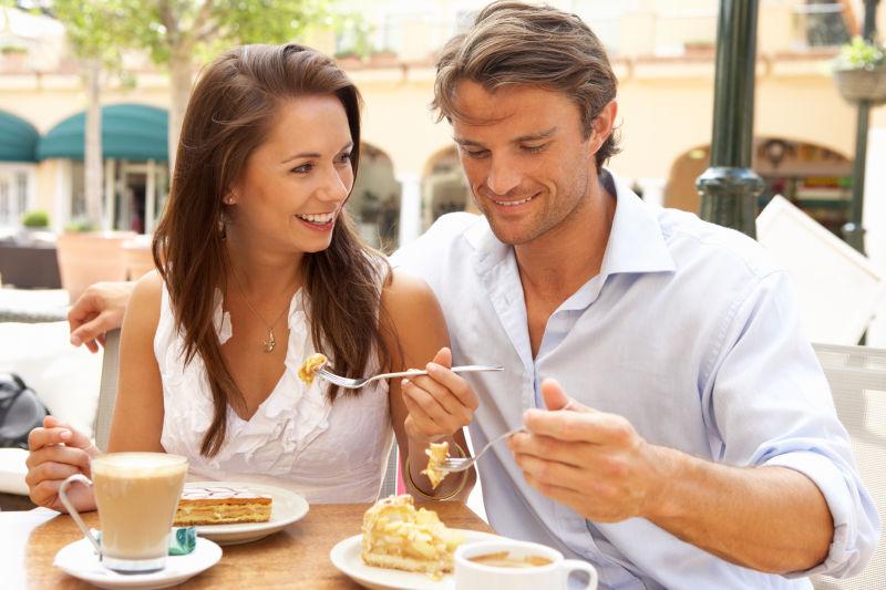 正在开心的吃甜点的情侣