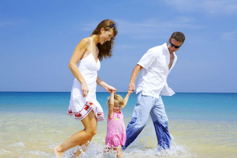 在海滩上嬉戏的快乐家庭