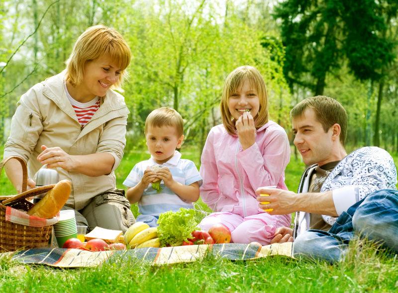 快乐的家庭在公园度假野餐