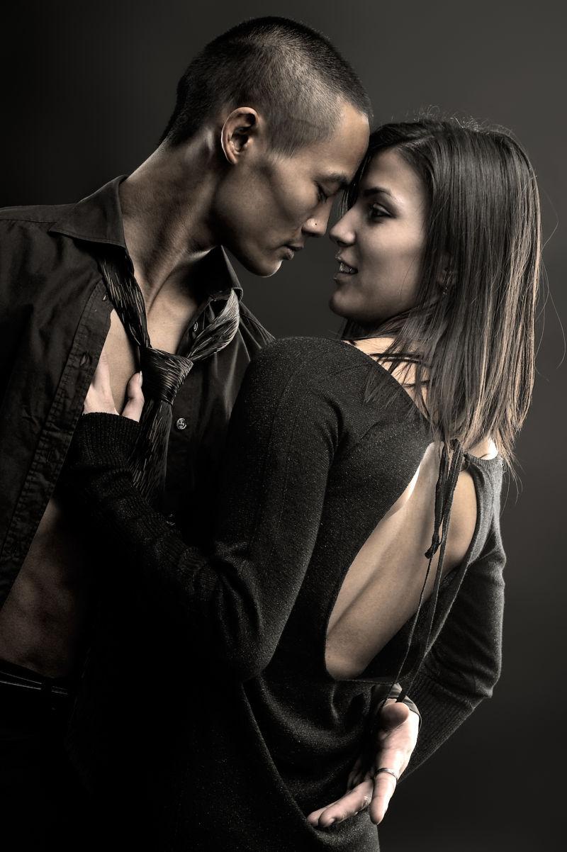 黑色背景下的时尚情侣摄影镜头