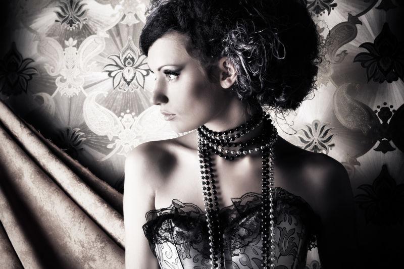 美丽的时尚女人胜过老式的背景