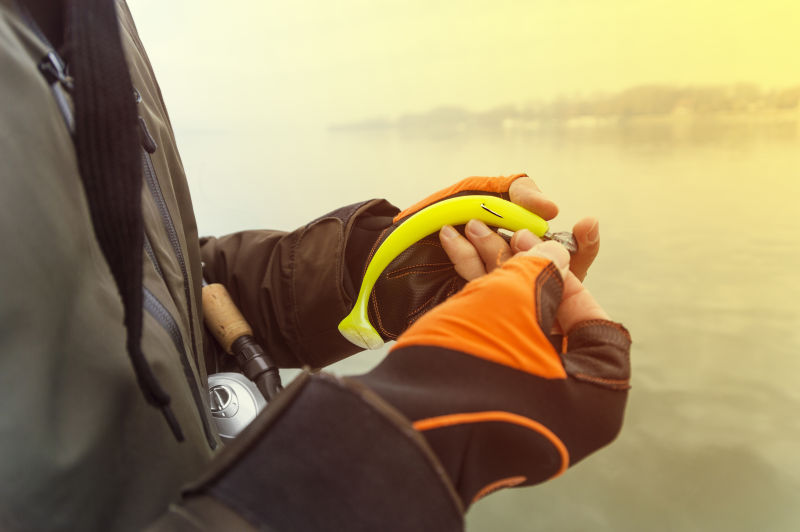 拿着钓鱼装备的美女