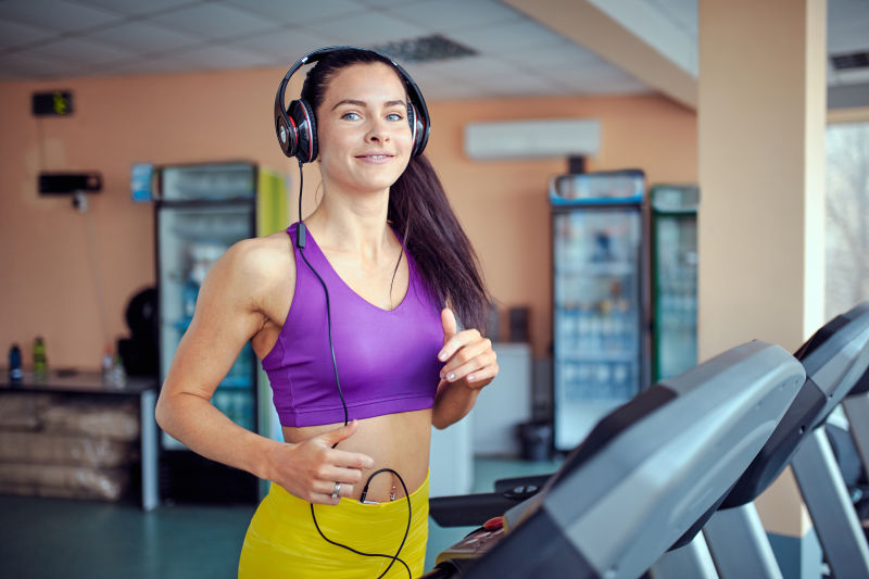 跑步机上开心跑步的美女