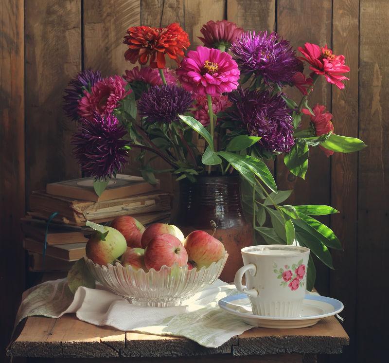 桌子上的苹果和美丽的花束
