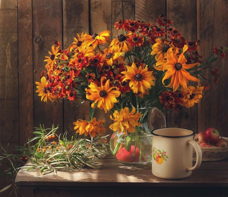 桌上的水杯和美丽的花束