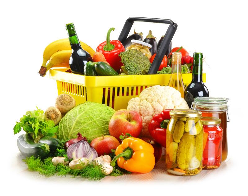 白色背景上的塑料购物篮里的食品种类繁多