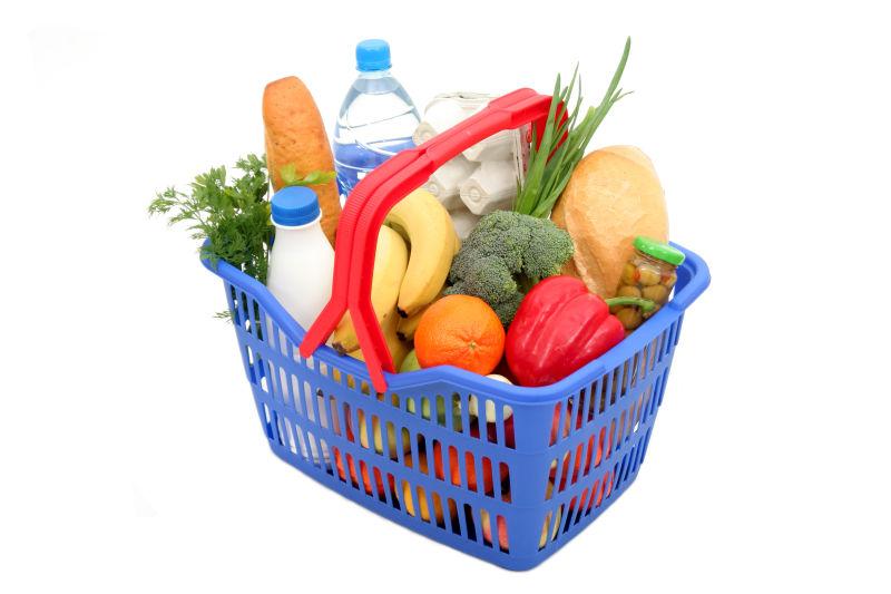 白色背景上的购物篮中的杂货