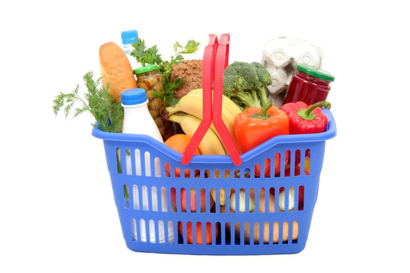 白色背景上的购物篮中的食材
