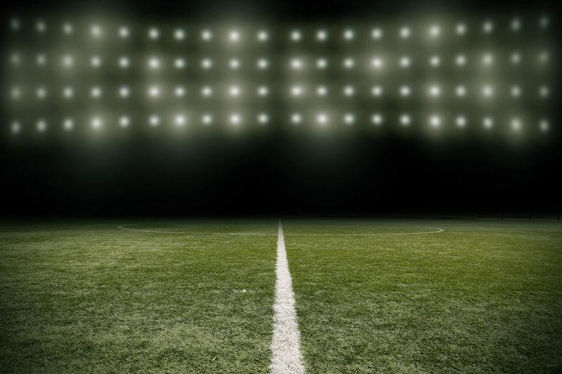 灯光下的绿色足球场