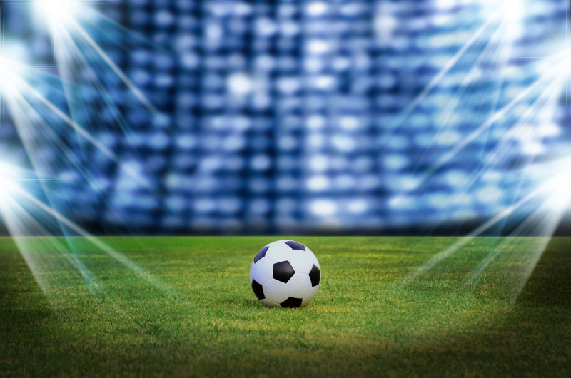 球场上灯光下的足球