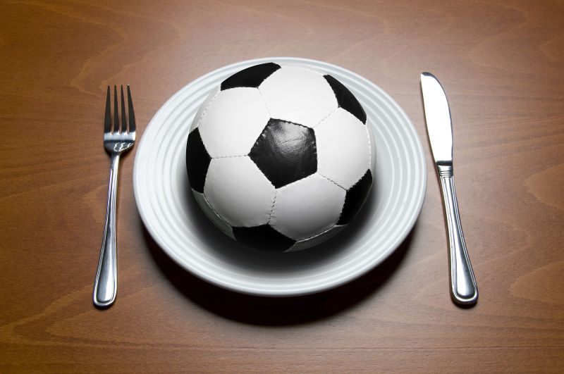 木桌上的足球在盘子上