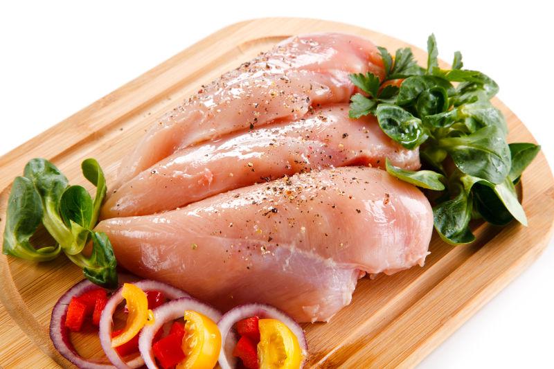 砧板上放着生鸡胸肉