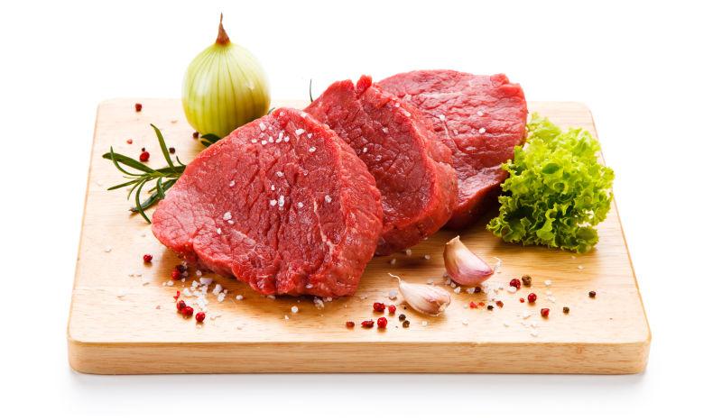 大蒜和洋葱奋笔钱放在牛排两侧