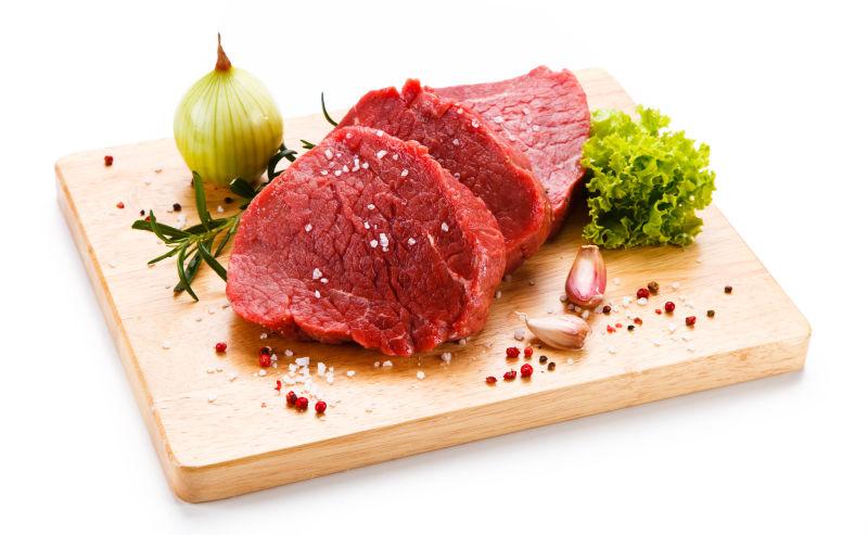 生肉和香菜在一起