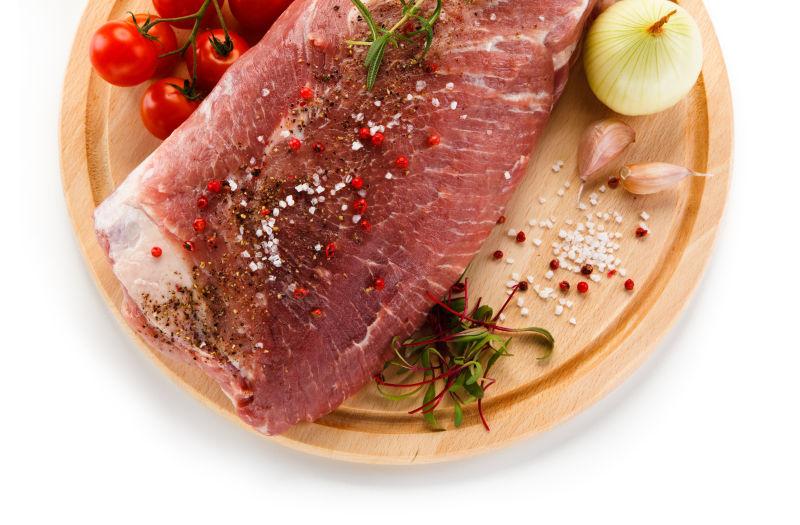 小番茄放在生肉旁