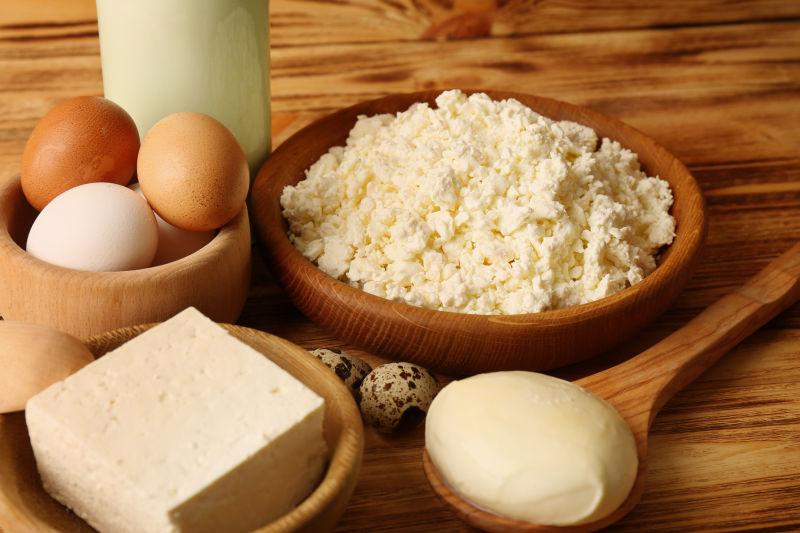 木制背景下的含钙高的豆腐和鸡蛋