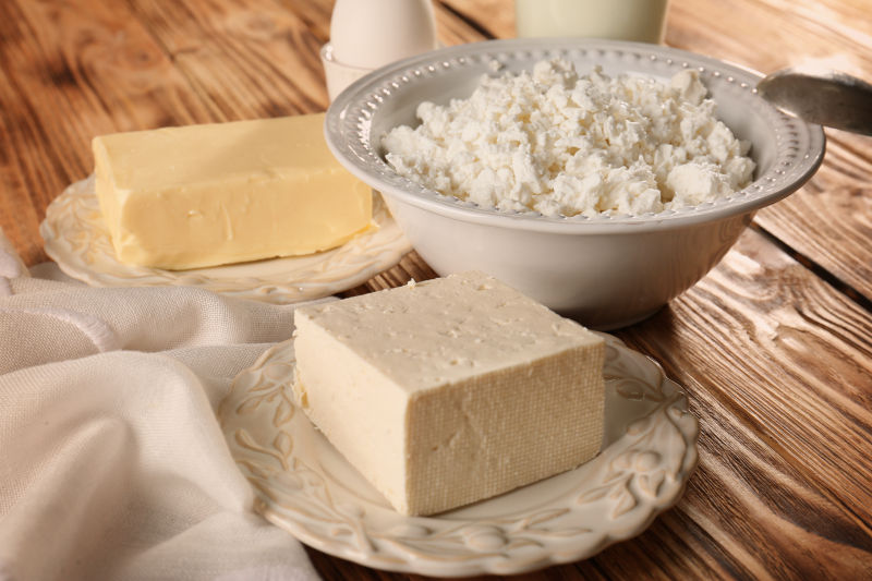 木桌上的豆腐和牛奶制品