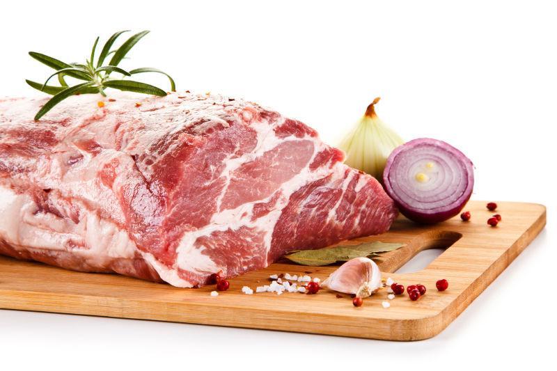 生猪肉在菜板上