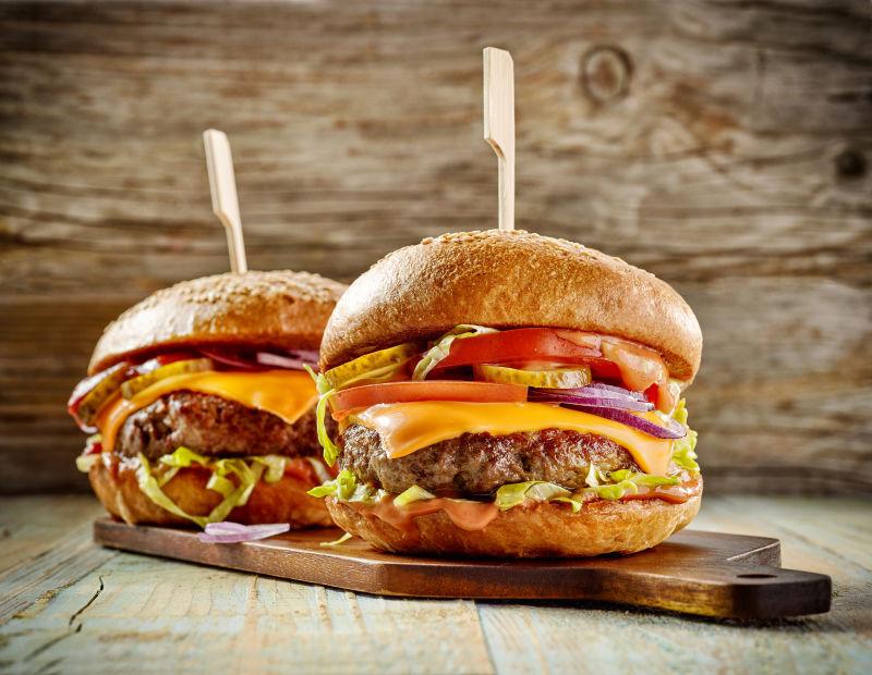 旧木桌上的新鲜美味汉堡