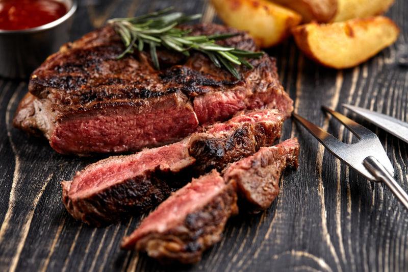 鲜肉牛排加上木板上的调料